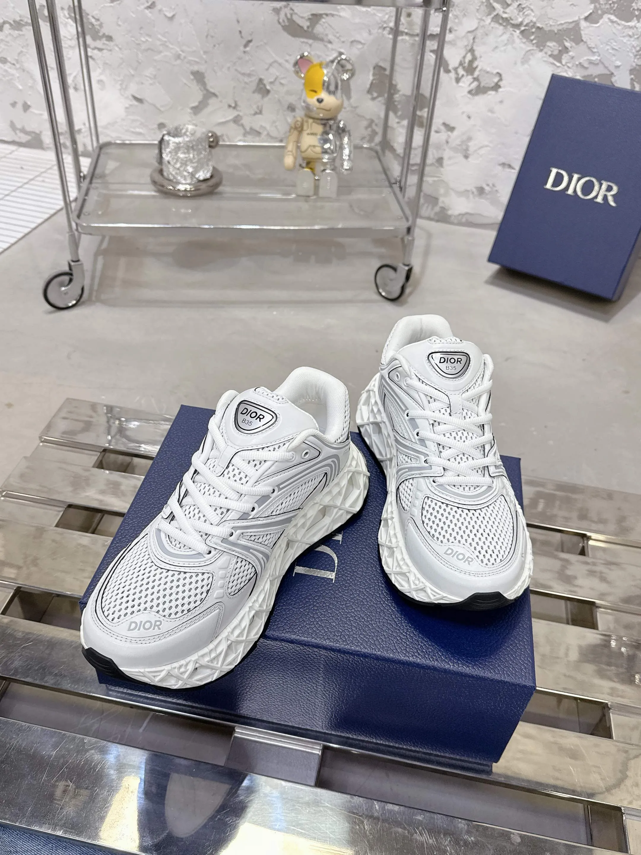 Factory price 780💰 Top version! ! ! Dior (B35) DIOR spring and summer men's wear show, the show was held at the Valle de Grasse School in Paris. Kim Jones drew inspiration from the works of South African artist Hylton Nel. The details of the shoes, clog soles and tribal elements, cleverly blended luxury craftsmanship and practicality, with fresh childishness and bright temperament, creating a new season hot spot. Dior KAWA Dior co-branded casual sports shoes reinterpret running shoes with Dior's high-end style. B35 is made of fine-textured leather and mesh fabric materials. It can be worn in all seasons, is comfortable and breathable, and has multiple lines on the shoe body to outline details. It has a full retro three-dimensional feel and can create a casual look all year round! Fabric: Cowhide/customized cloth material Lining: Imported breathable mesh Outsole: Original molded outsole Size: 39-46 (customized at 45.46)